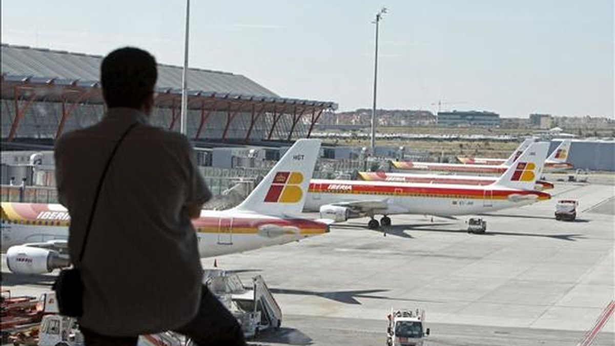 Un hombre observa los aviones en el aeropuerto de Barajas. EFE/Archivo