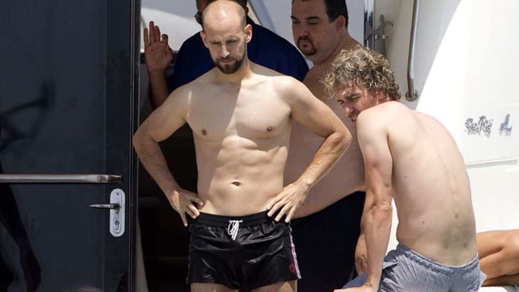 Gonzalo Miró y su chica, Ana Isabel Medinabeitia, de yate y playa en Formentera