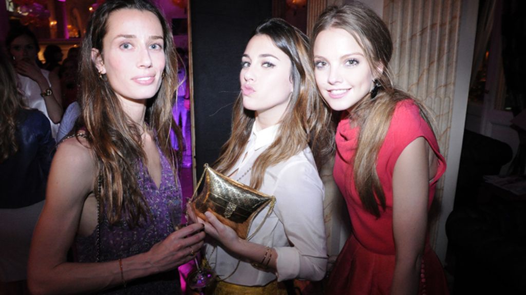 Blanca Suárez y Kira Miró, animado corrillo en la fiesta de Harper´s Baazar