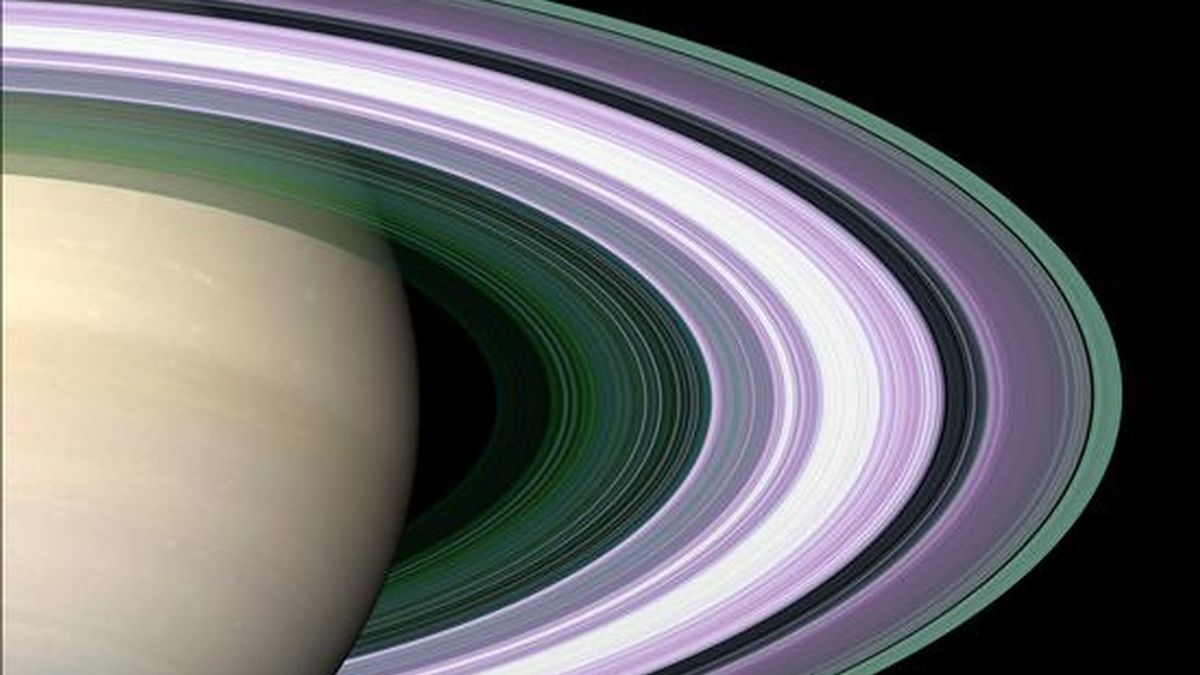 Imagen simulada de los anillos de Saturno facilitada por la NASA. Los científicos tratan ahora de determinar lo que causa la formación del hexágono, de dónde surge su energía y por qué se ha mantenido durante tanto tiempo. EFE/Archivo