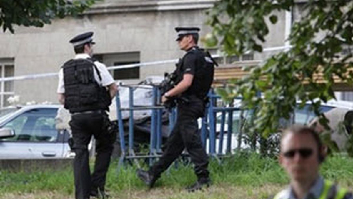 La policía cuatodia el lugar donde seis personas han muerto asesinadas en la isal de Jersey. VÍDEO: Atlas