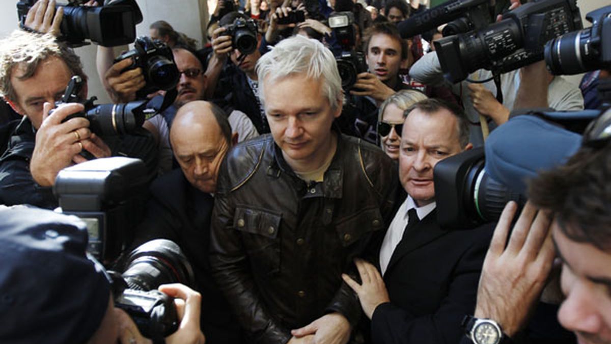 Julian Assange hace presencia en la concentración de Londres