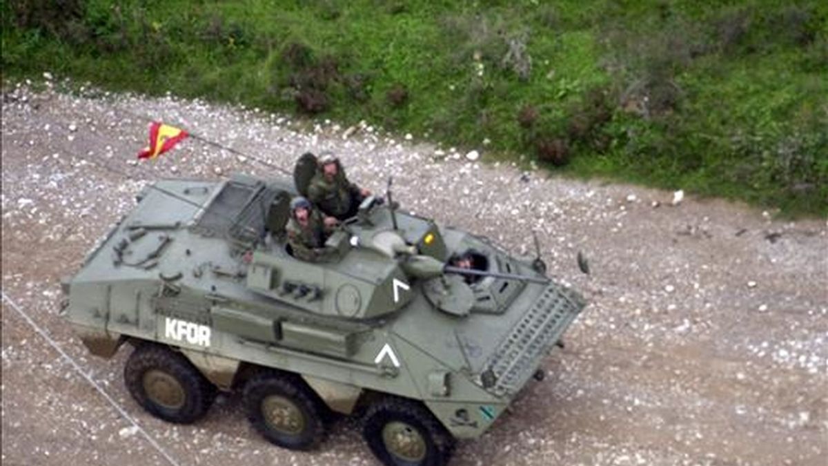 Vista general de una de las tanquetas del ejército español que se dirigue a las instalaciones militares en la base de Kosovo. EFE/Archivo