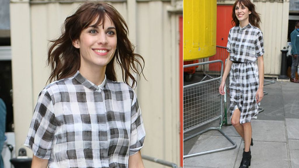 Alexa Chung se decantó por un discreto vestido de cuadros
