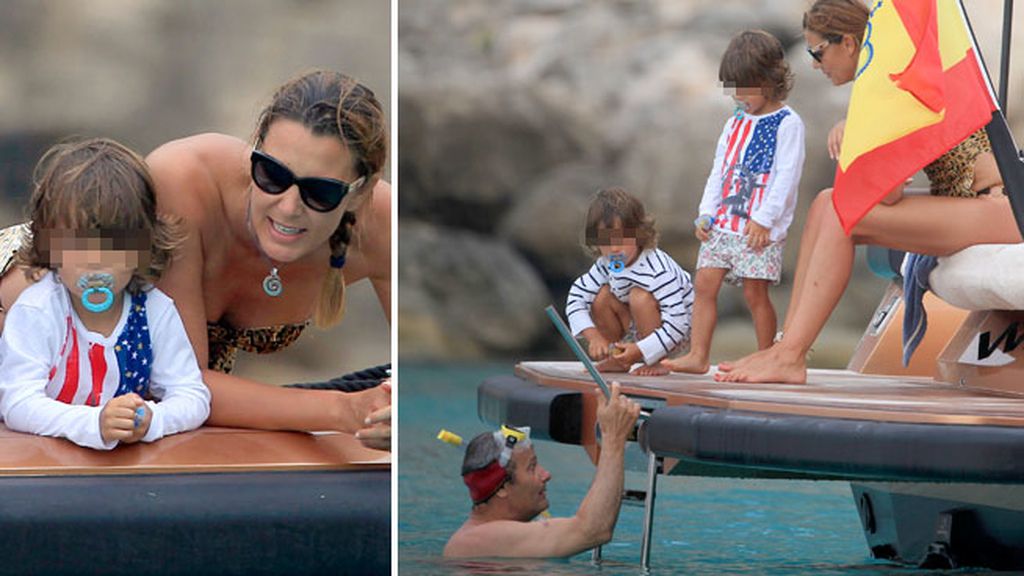 Mar Flores con sus hijos y su marido en Ibiza
