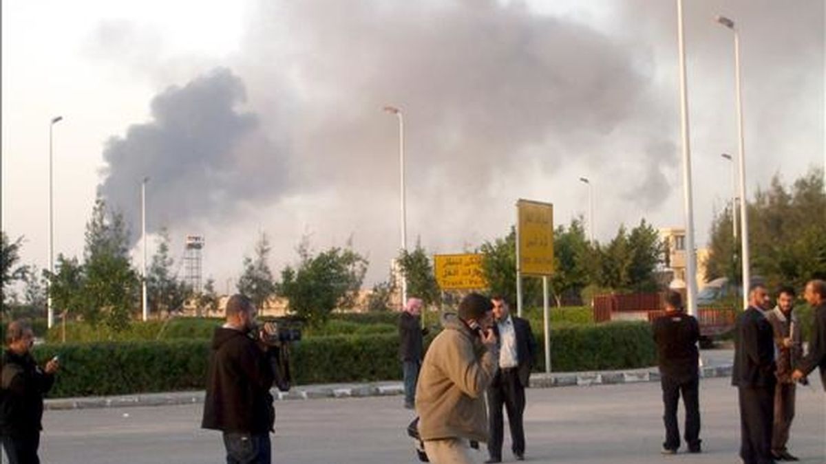 Fotografía de archvio del 28 de diciembre de 2008  de las columnas de humo que se observaban tras los ataques aéreos israelíes , en la ciudad de Rafah, en la Franja de Gaza, fronteriza con Egipto. EFE/Archivo