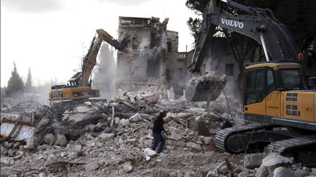 JER03 JERUSALÉN (ISRAEL) 09/01/2011.- Una máquina escavadora trabaja en las labores de demolición del hotel Shepherd, en el barrio Sheikh Jarrah, en la parte árabe del este de Jerusalén (Israel), hoy, domingo 9 de enero de 2011. El Consejo de Edificación de Jerusalén decidió el pasado año convertir el solar que ocupaba el hotel en un barrio judío, a pesar de la condena enunciada por la administración del presidente de EEUU, Barack Obama. EFE/JIM HOLLANDER JER03 JERUSALÉN (ISRAEL) 09/01/2011.- Una máquina escavadora trabaja en las labores de demolición del hotel Shepherd, en el barrio Sheikh Jarrah, en la parte árabe del este de Jerusalén (Israel), hoy, domingo 9 de enero de 2011. El Consejo de Edificación de Jerusalén decidió el pasado año convertir el solar que ocupaba el hotel en un barrio judío, a pesar de la condena enunciada por la administración del presidente de EEUU, Barack Obama. EFE/JIM HOLLANDER