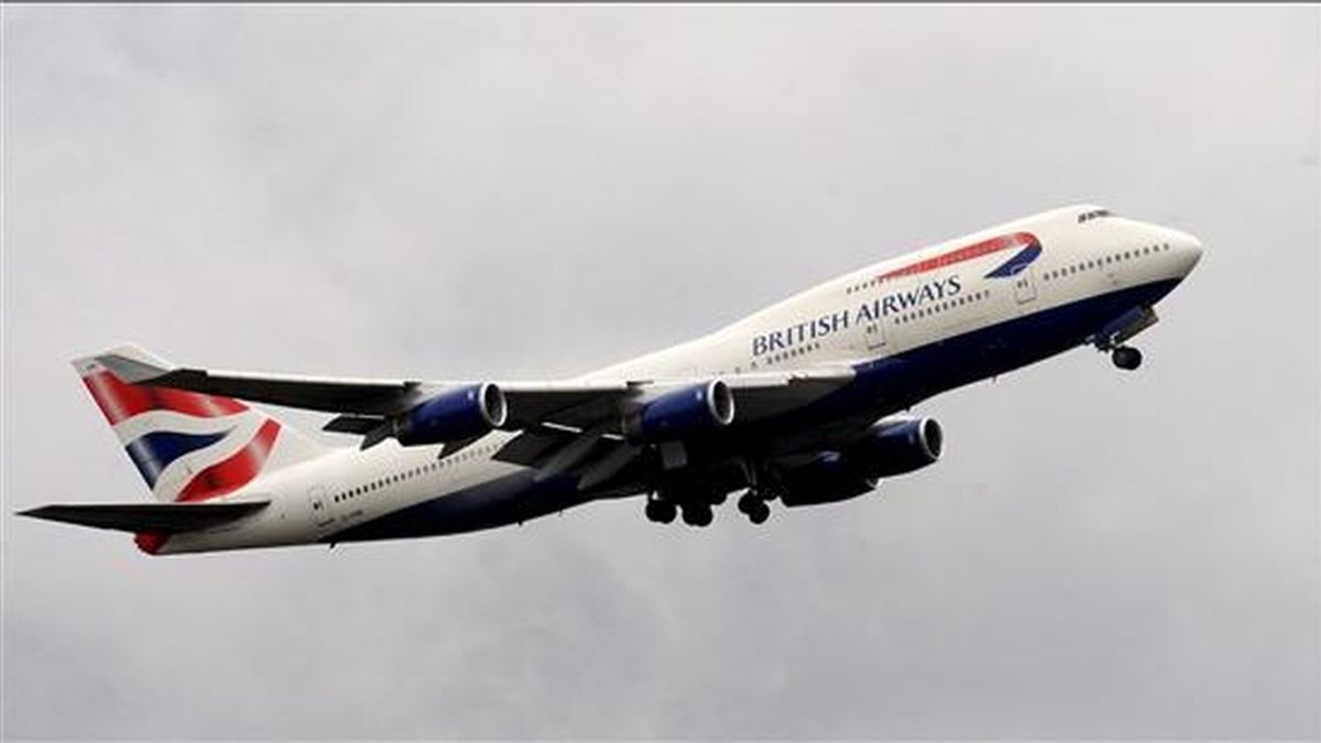 En la imagen, un avión de British Airways sobrevolando el Aeropuerto de Heathrow en Londres (R. Unido). EFE/Archivo