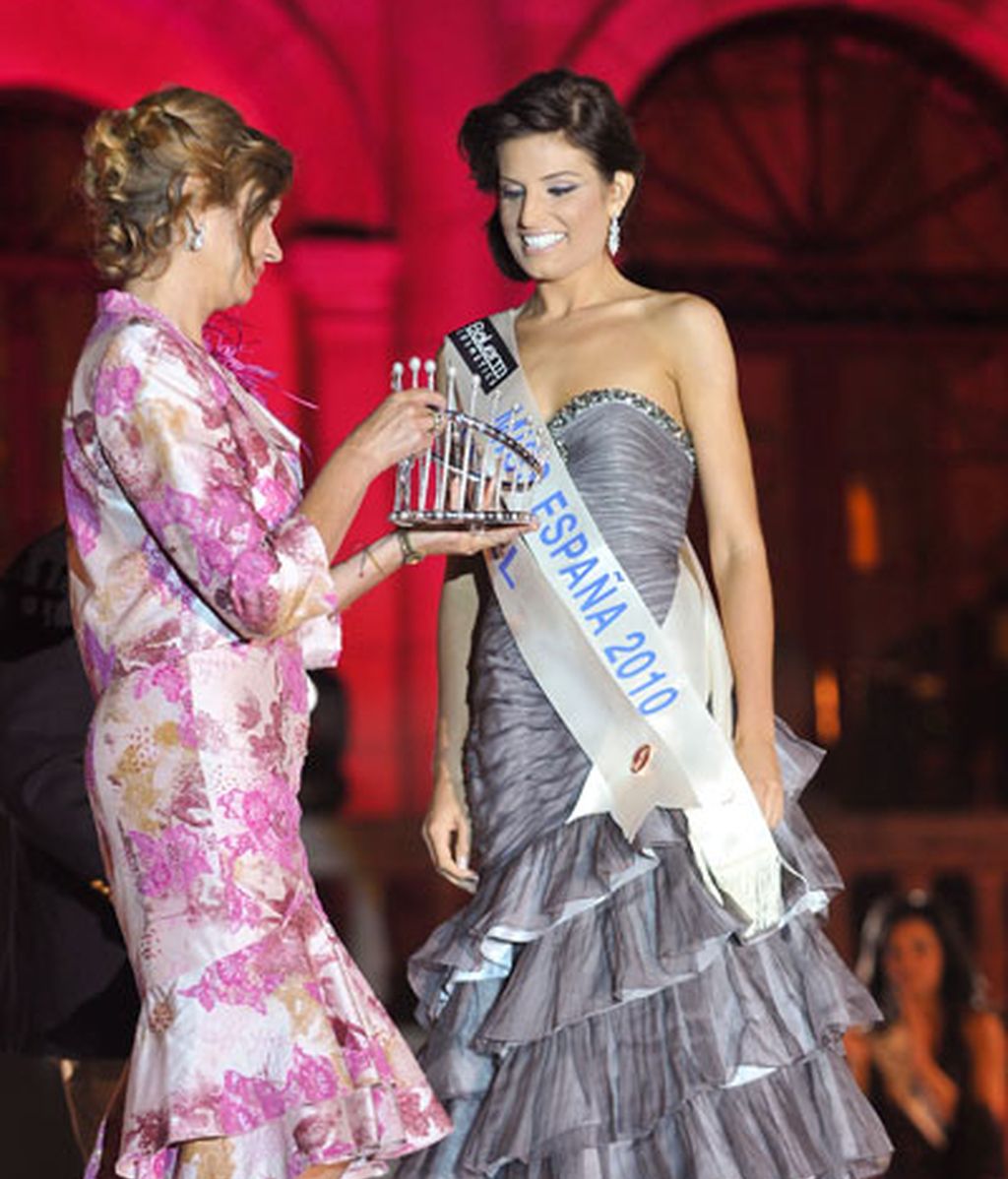 Paula Guilló, mira feliz la corona de Miss España
