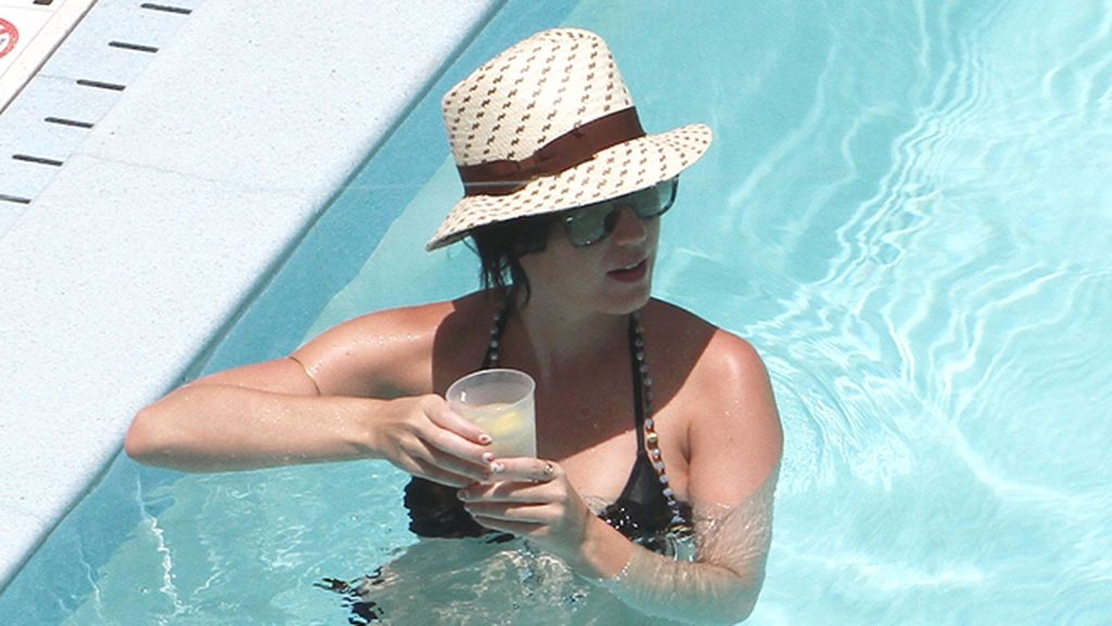 Collar de perlas, sombrero de paja, refrigerios...