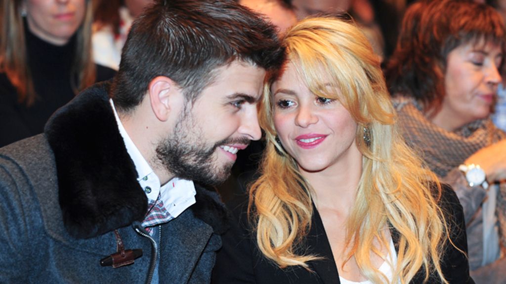 Gerard Piqué se lleva a Shakira a la presentación del libro de su padre