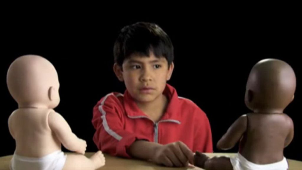 Los pequeños asociaron características negativas, maldad y fealdad con el muñeco negro.