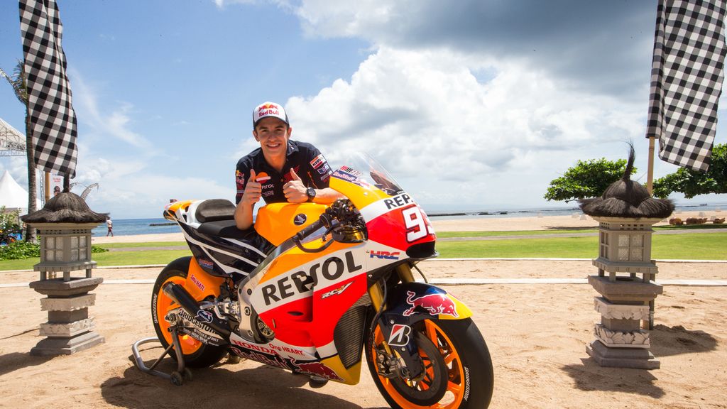 Márquez y Pedrosa presentan su nueva moto para 2015