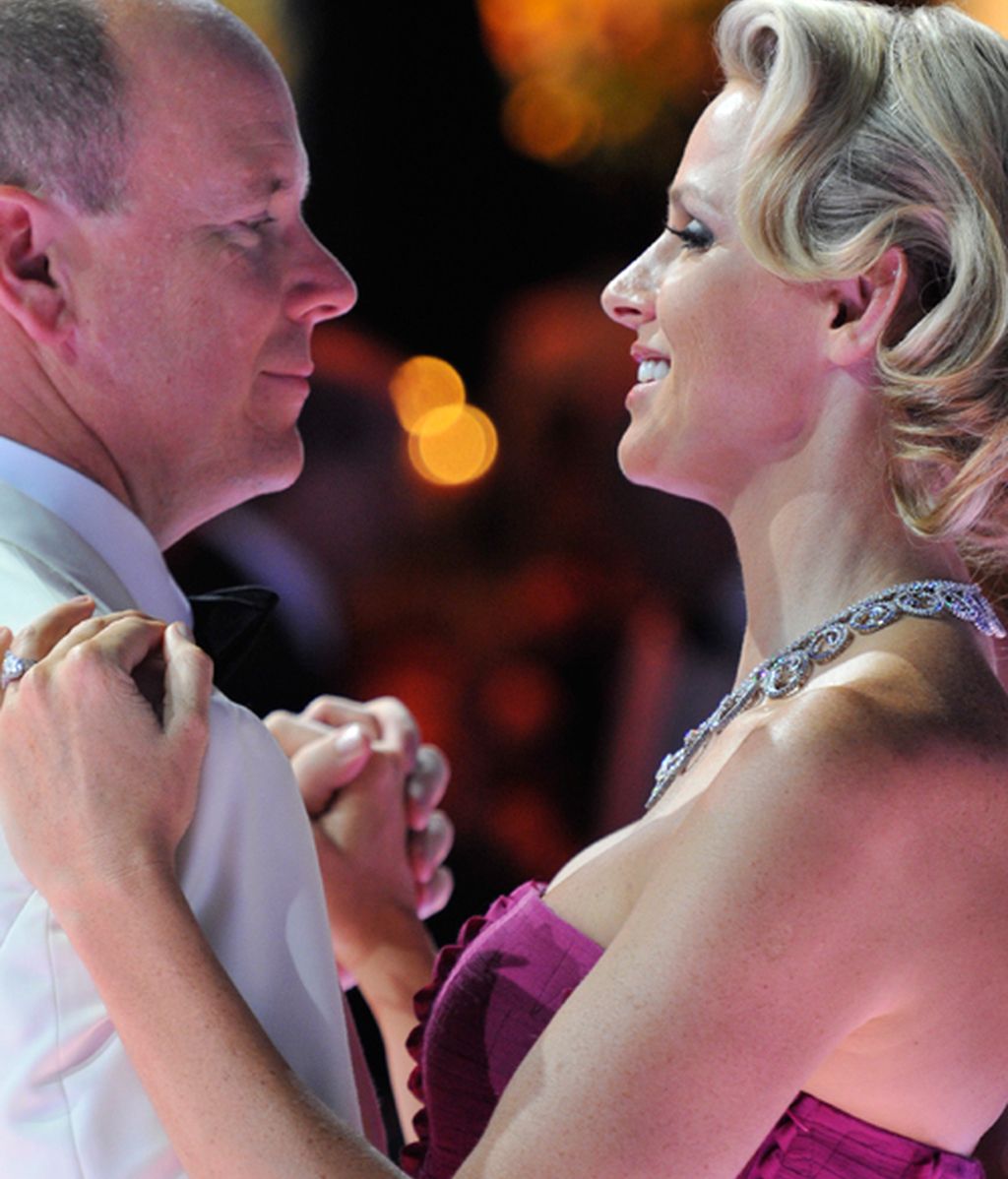 Charlene se planta el collar de bodas en la Gala de la Cruz Roja