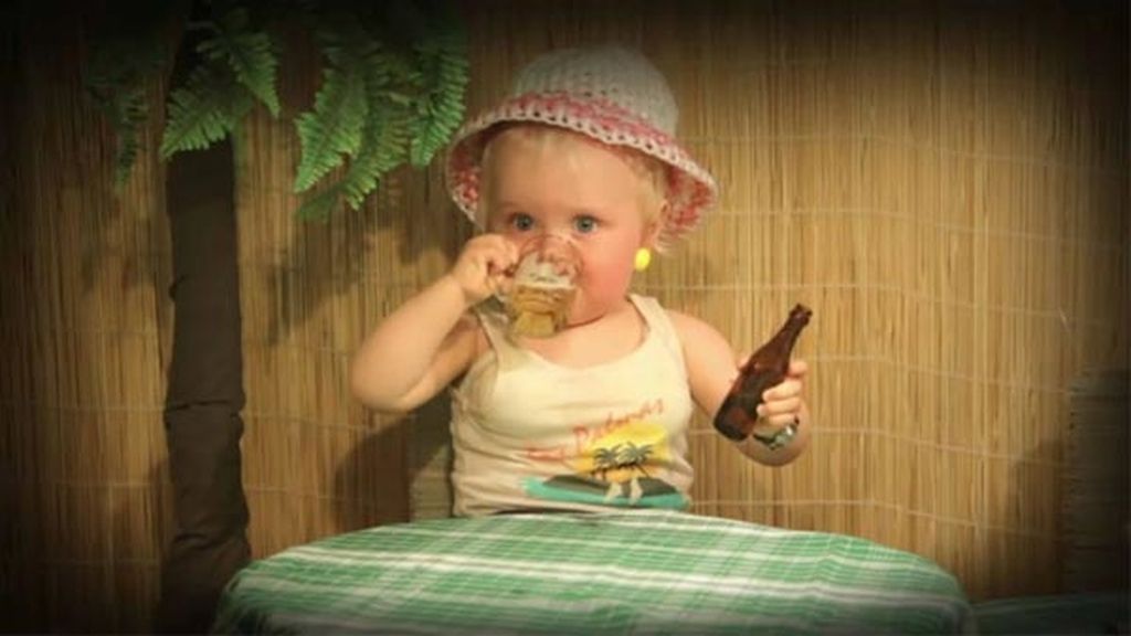 Una bebé 'borracha' triunfa en la Red