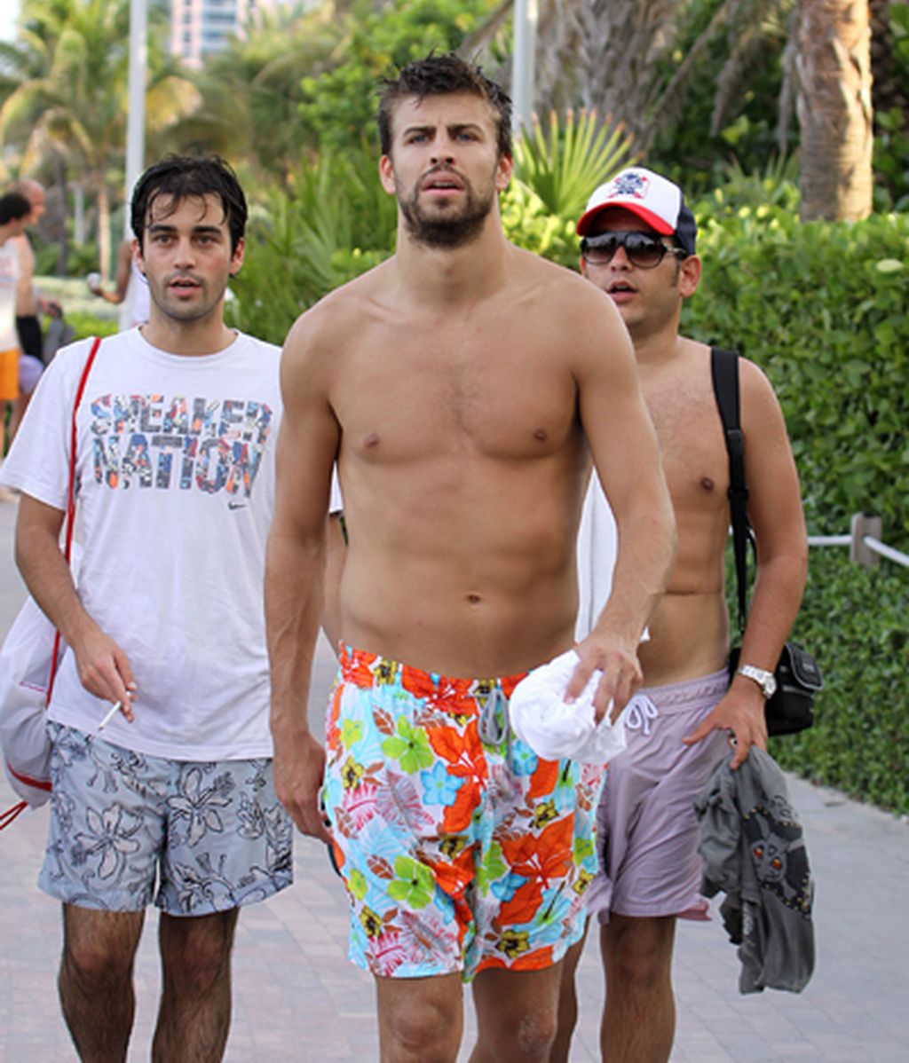 Piqué se divierte en la playa sin Shakira