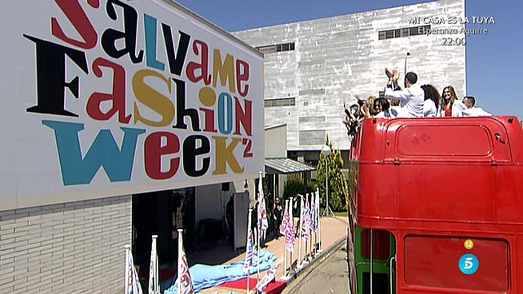 Los colaboradores de 'Sálvame' llegan a Telecinco en un bus de dos plantas