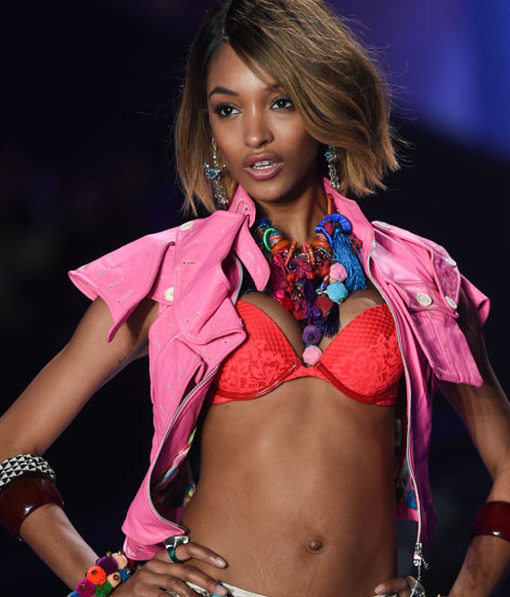 Plumas, dorado y encaje: los 'ángeles' de Victoria's Secret vuelan en el desfile