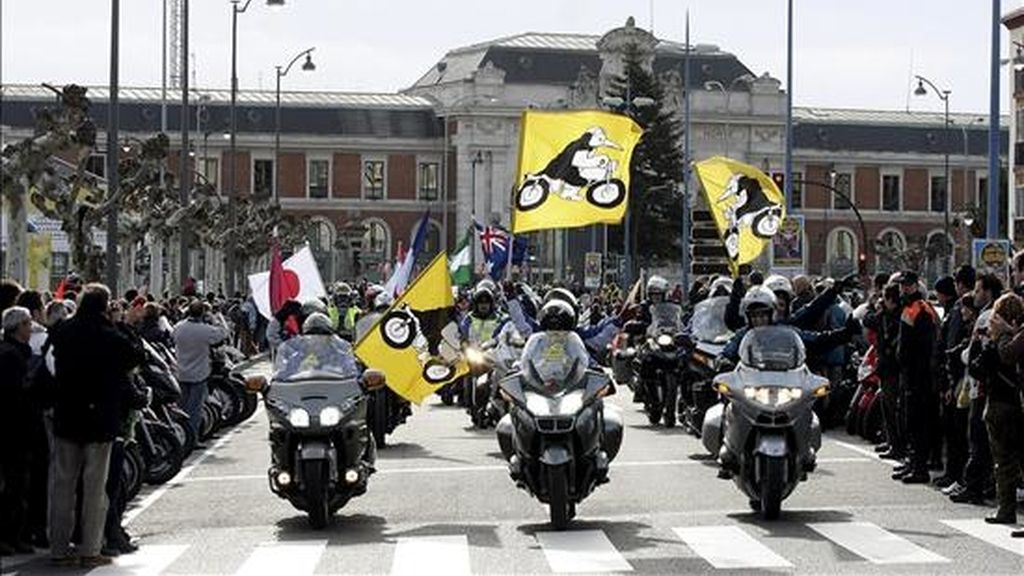 Llegada del desfile de banderas a la plaza Colón de Valladolid, durante la celebración de la trigésima edición de la concentración de motos 'Pingüinos 2011'. EFE Llegada del desfile de banderas a la plaza Colón de Valladolid, durante la celebración de la trigésima edición de la concentración de motos 'Pingüinos 2011'. EFE