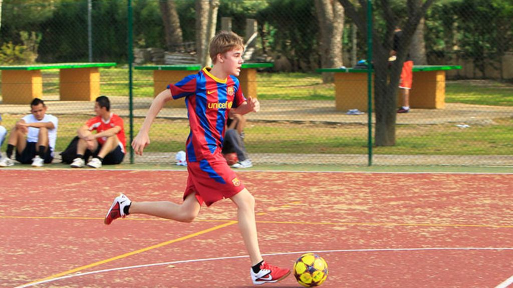 Justin Bieber se viste de culé para jugar un partido en Madrid