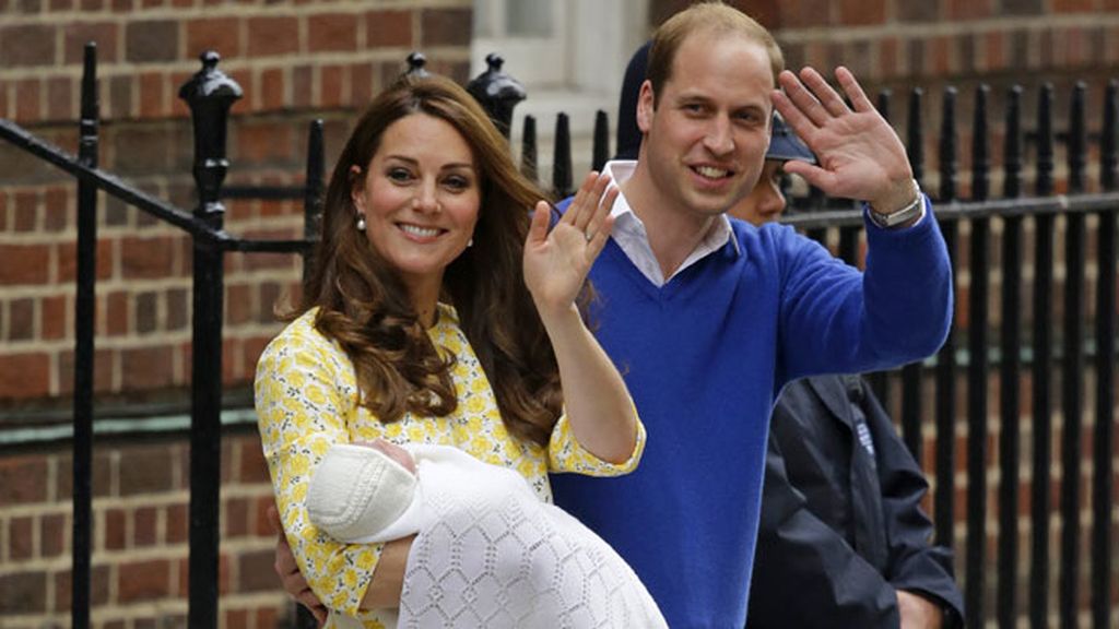 Alegre, natural y primaveral: la presentación de la princesita de Cambridge, al detalle