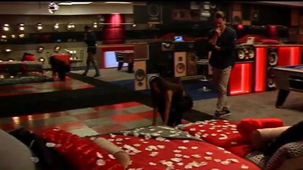 Tras conocerse su secreto, la pareja disfruta de su noche de bodas