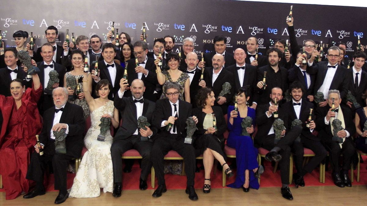 Foto de familia de todos los premiados a la finalización de la gala de entrega de los 28 premios Goya