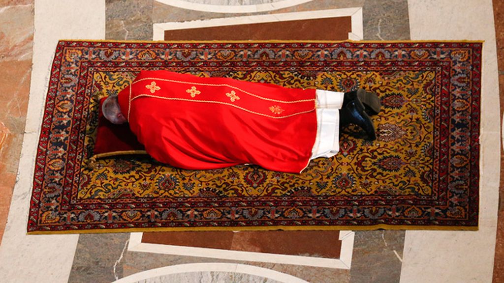 El papa Francisco tumbado en el suelo para orar