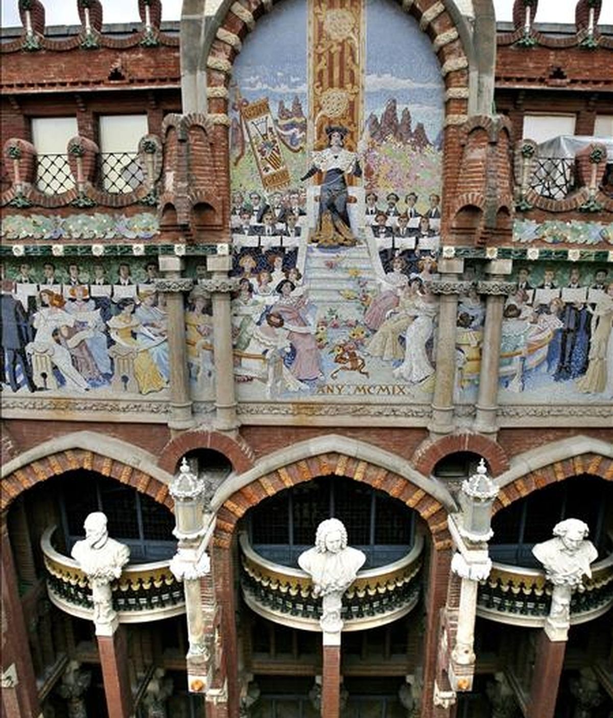 Vista de la fachada del Palau de la Música del arquitecto Domenech y Muntaner. El Palau de la Música ha decidido presentar recurso contra la denegación de las medidas cautelares demandadas para los ex directivos de la institución Félix Millet y Jordi Montull, acusados de apropiarse de fondos del Palau. EFE/Archivo