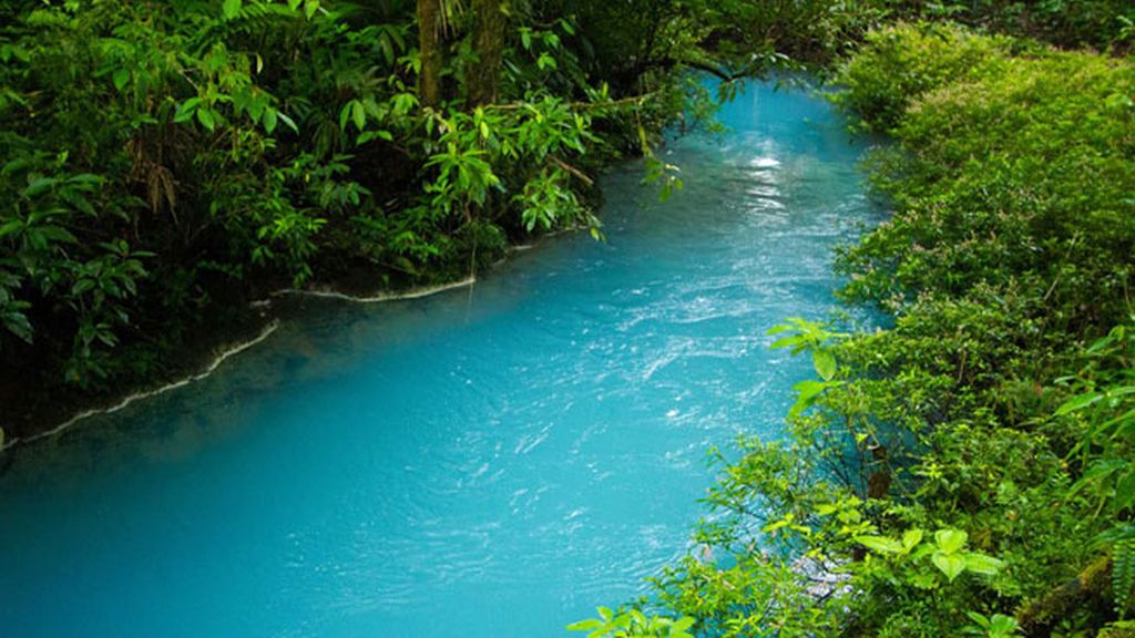 Este río de Costa Rica tiene una sorprendente tonalidad por la ‘dispersión de Mie’