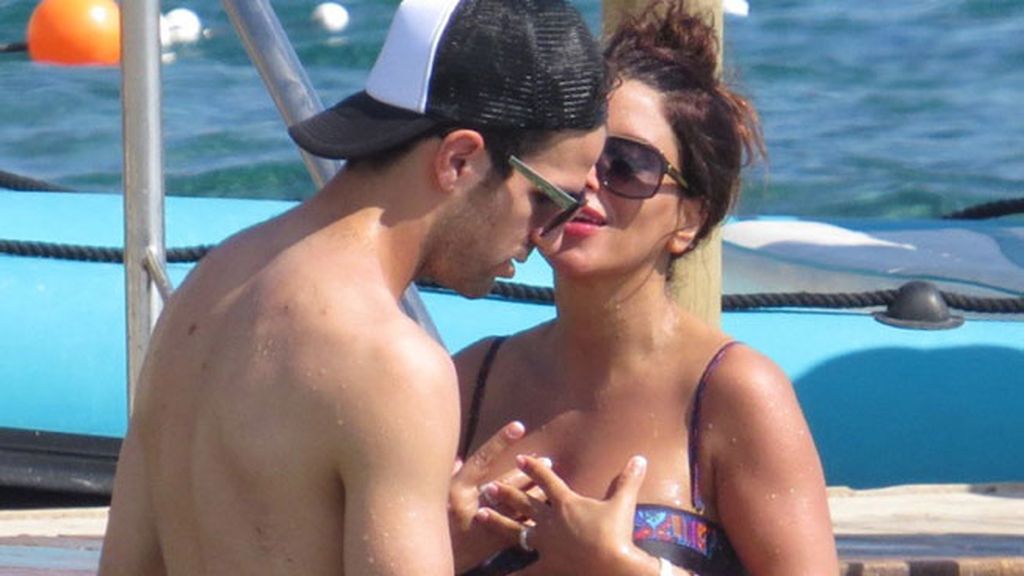 Cesc Fábregas y su chica, en las playas de Ibiza