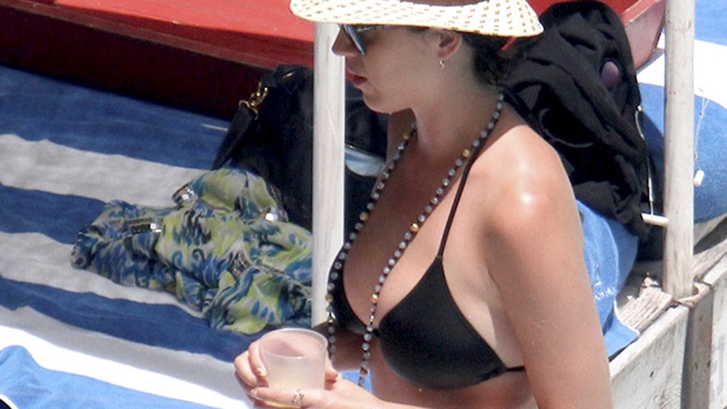 Collar de perlas, sombrero de paja, refrigerios...