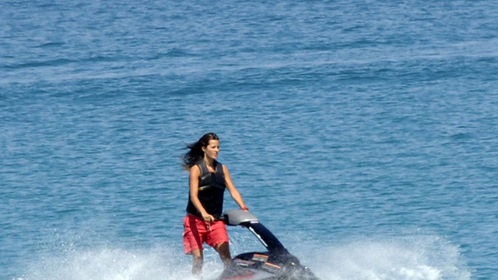 En verano, érase un famoso a una moto de agua pegado...