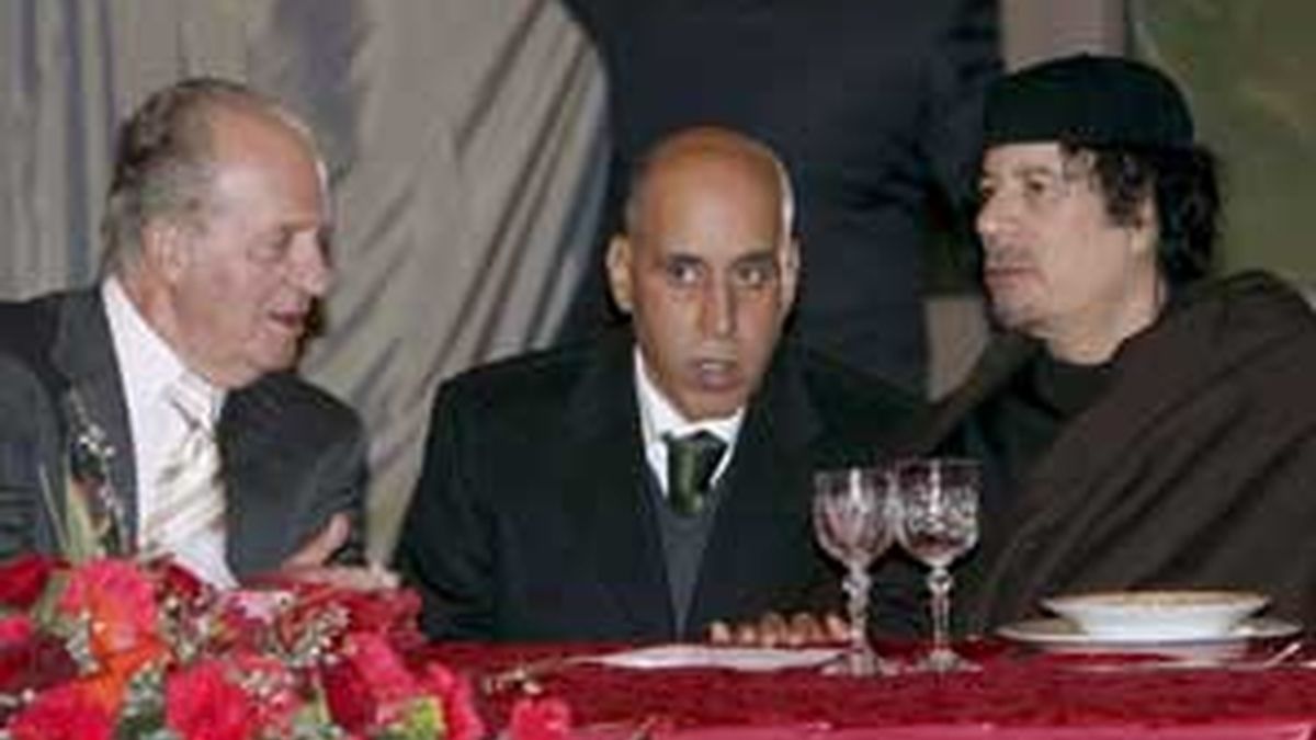 El Rey Juan Carlos conversa con el presidente libio, Muamar al Gadafi, poco antes del comienzo de la cena ofrecida en su honor en la residencia oficial del líder libio conversando ayudados de un intérprete. Foto: EFE