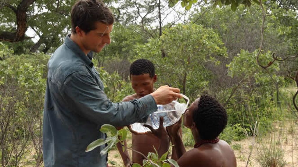 El último superviviente da de beber agua a unos bosquimanos en Namibia