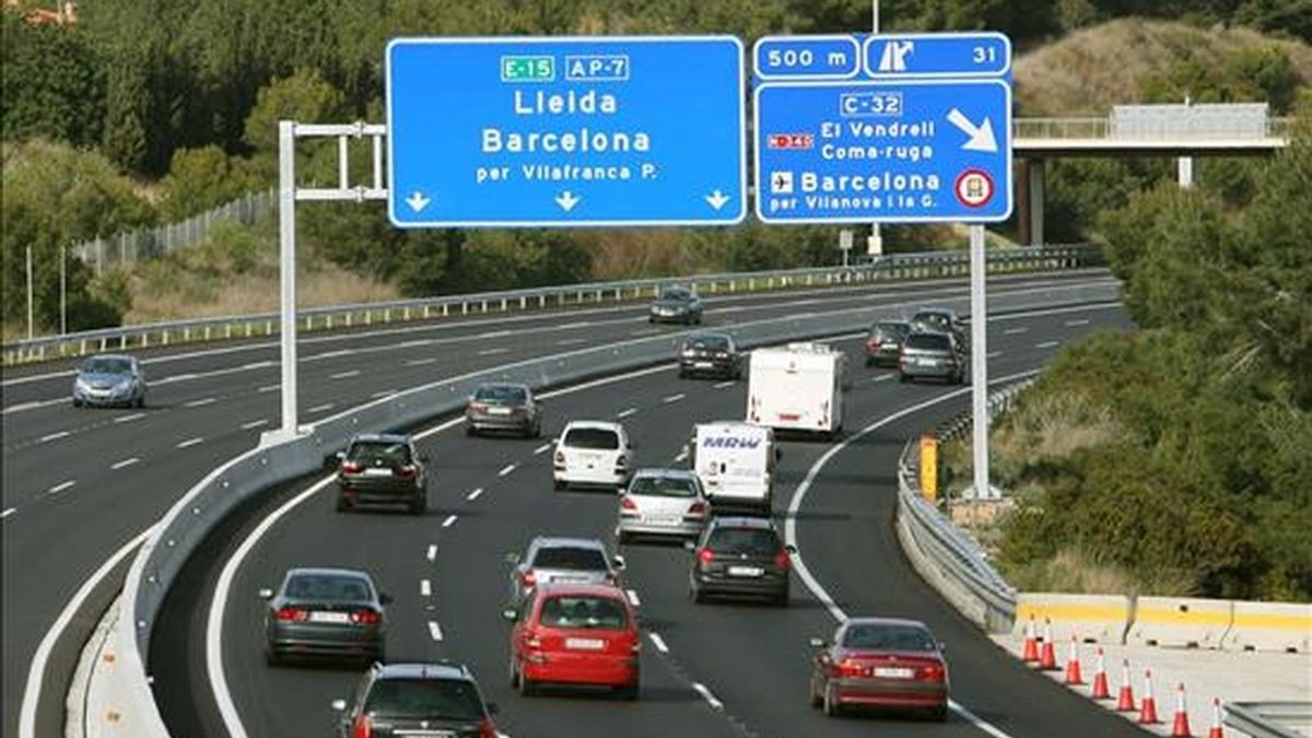 Vista del estado que presenta la autopista AP-7, en sentido Barcelona, poco antes del peaje de El Vendrell (Tarragona), a primera hora de la tarde en esta segunda y última jornada de la operación retorno de las vacaciones de Semana Santa. EFE