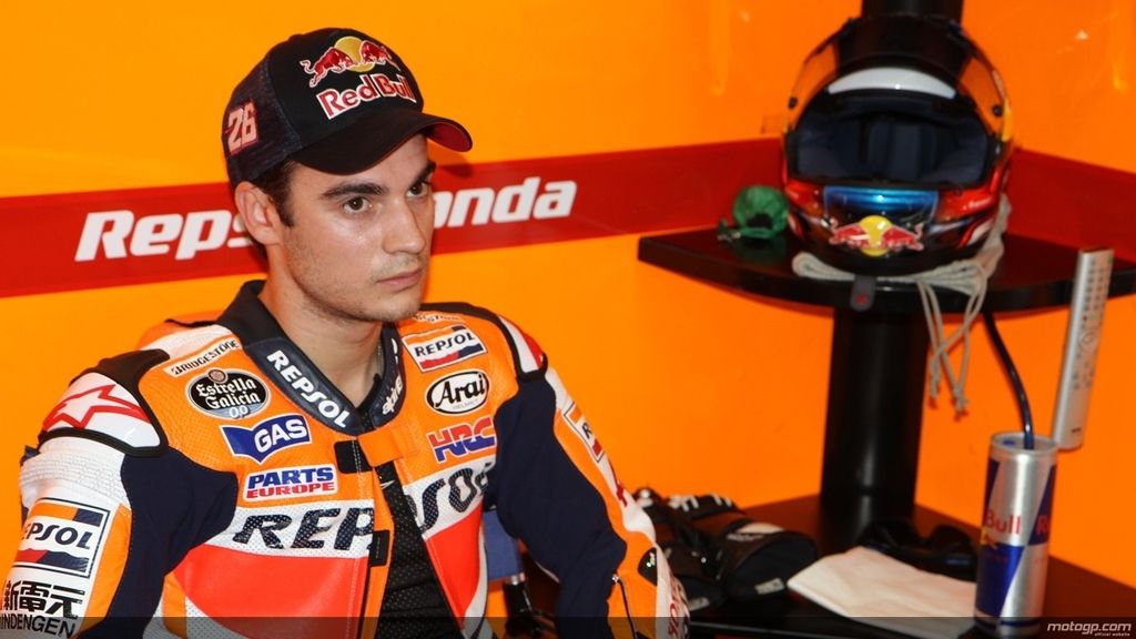Dani Pedrosa, concentrado en su box durante los test de Sepang