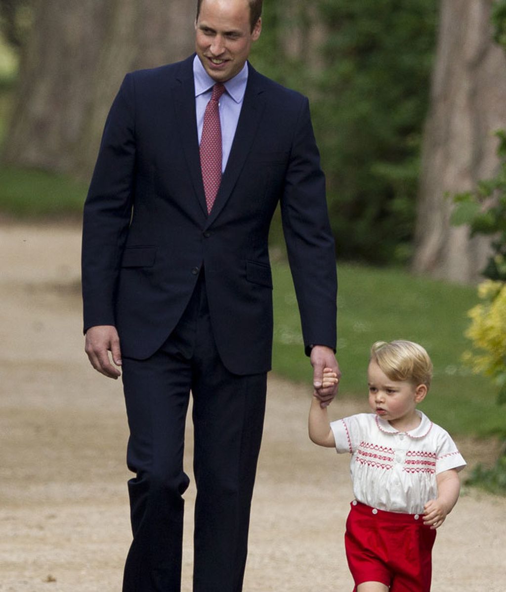 El príncipe Jorge llevó unos pantalones rojos y camisa blanca