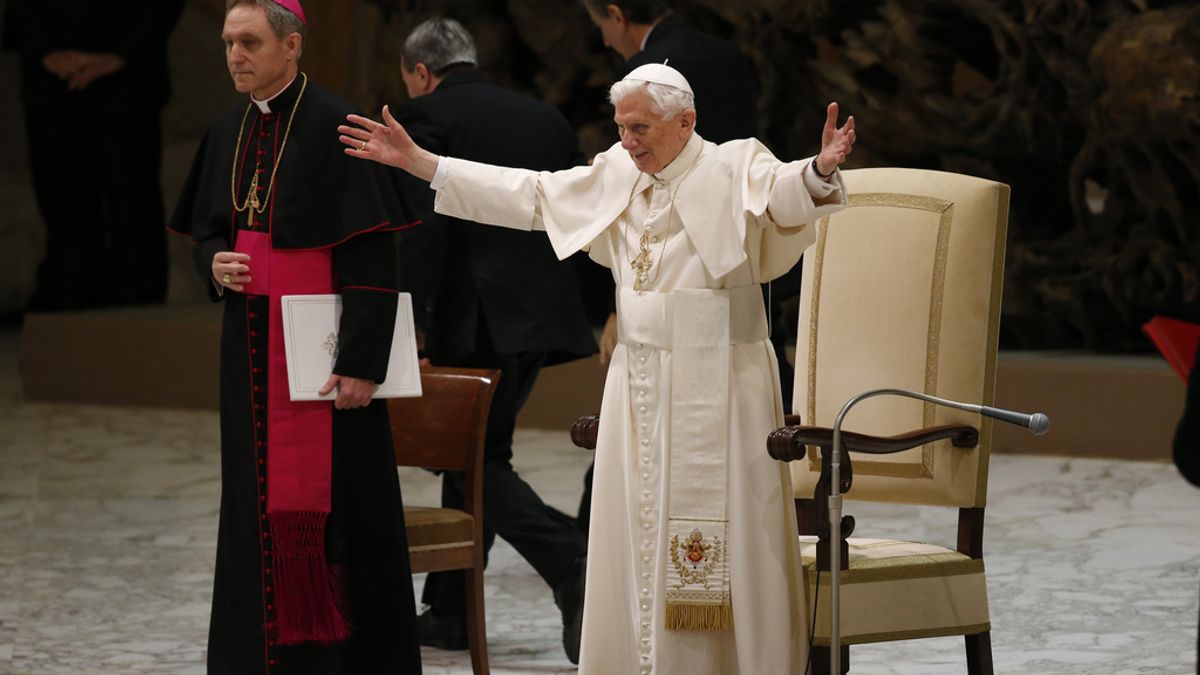 El Papa Bendicto XVI reaparece tras anunciar su renuncia