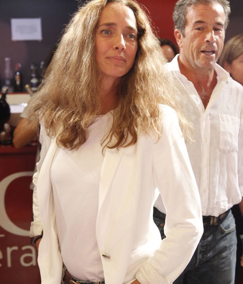 Blanca Suelves eligió una chaqueta blanca, combinada con vaqueros