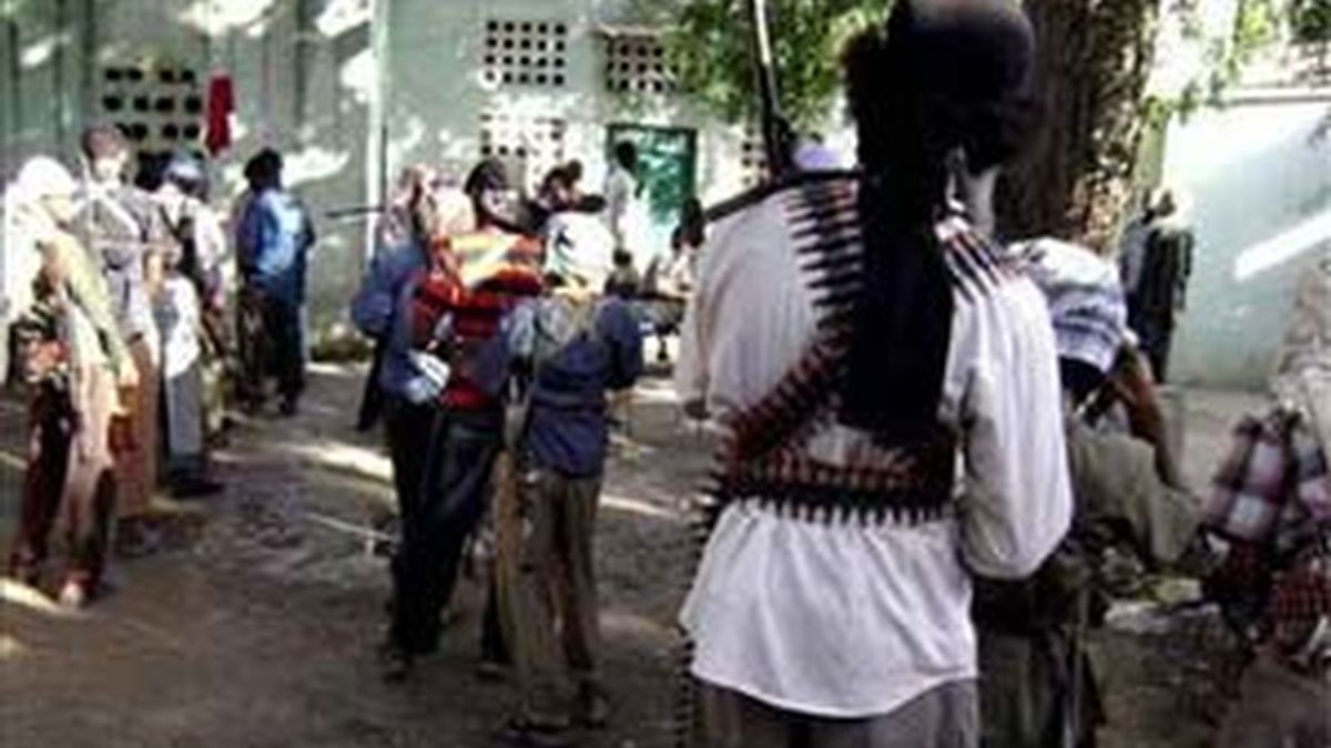 Un grupo de insurgentes somalíes de Alshabab hacen una demostración de fuerza en Mogadiscio (Somalia), donde ha sido asesinado el corresponal de la BBC. Foto: EFE