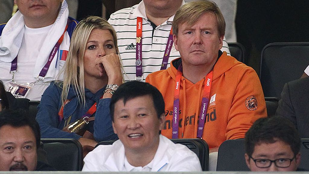 Guillermo de Holanda, de naranja, junto a su esposa Máxima