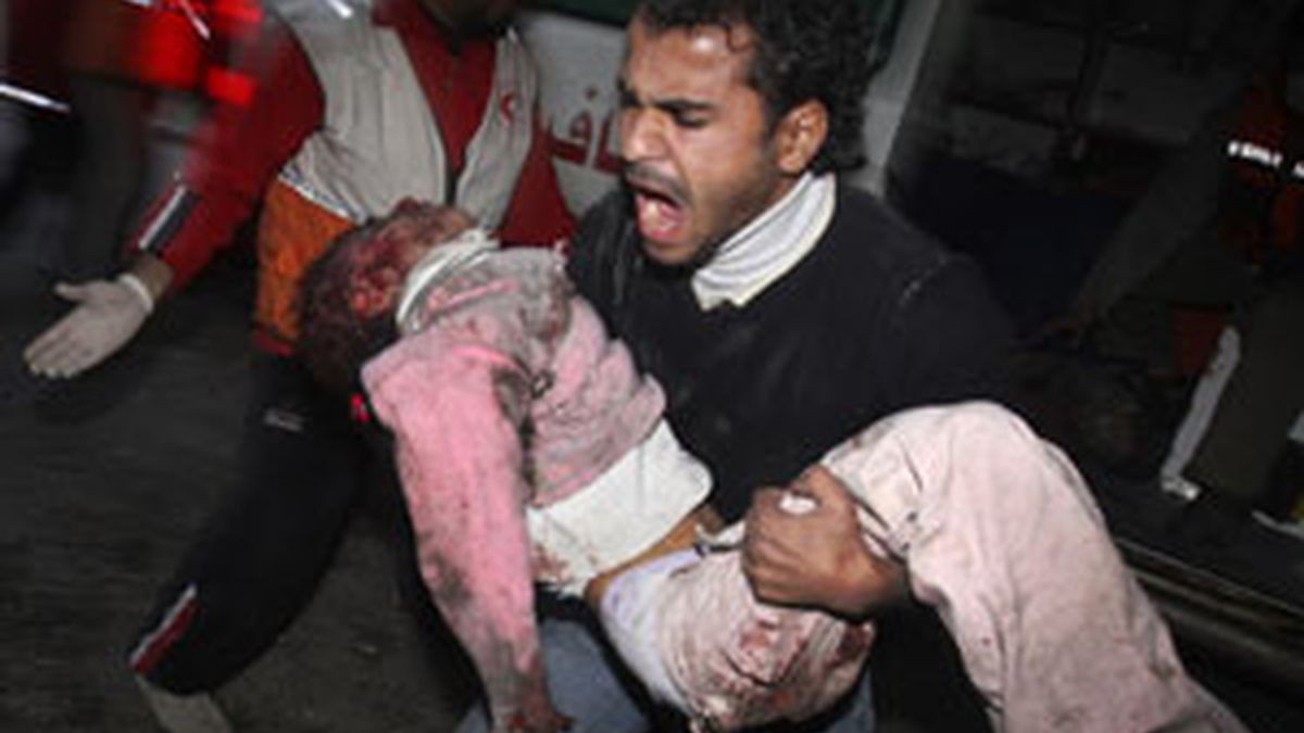 Un palestino traslada a una de las niñas que han fallecido durante un bombardeo israelí. Foto:AP