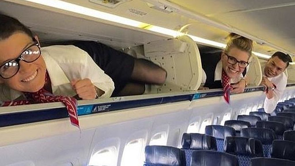 ¿Qué hacen los auxiliares de vuelo cuando nadie les ve?