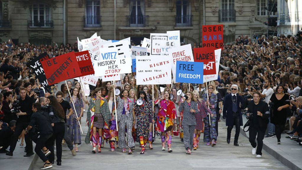 Un desfile por unas reconstruidas calles de París bajo la cúpula del Grand Palais
