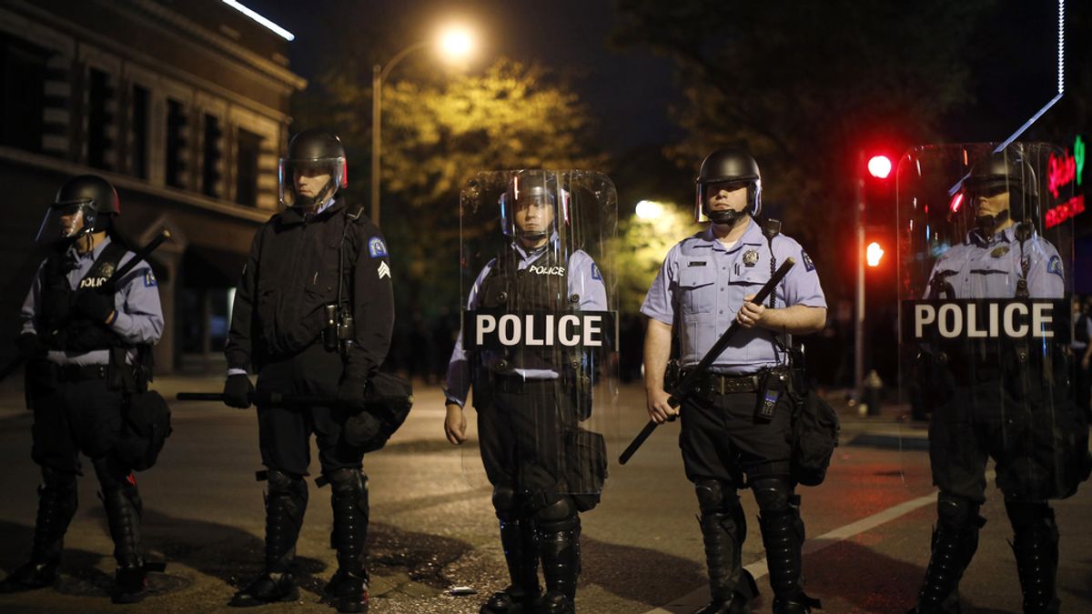 Nueva noche de enfrentamientos entre manifestantes y policías