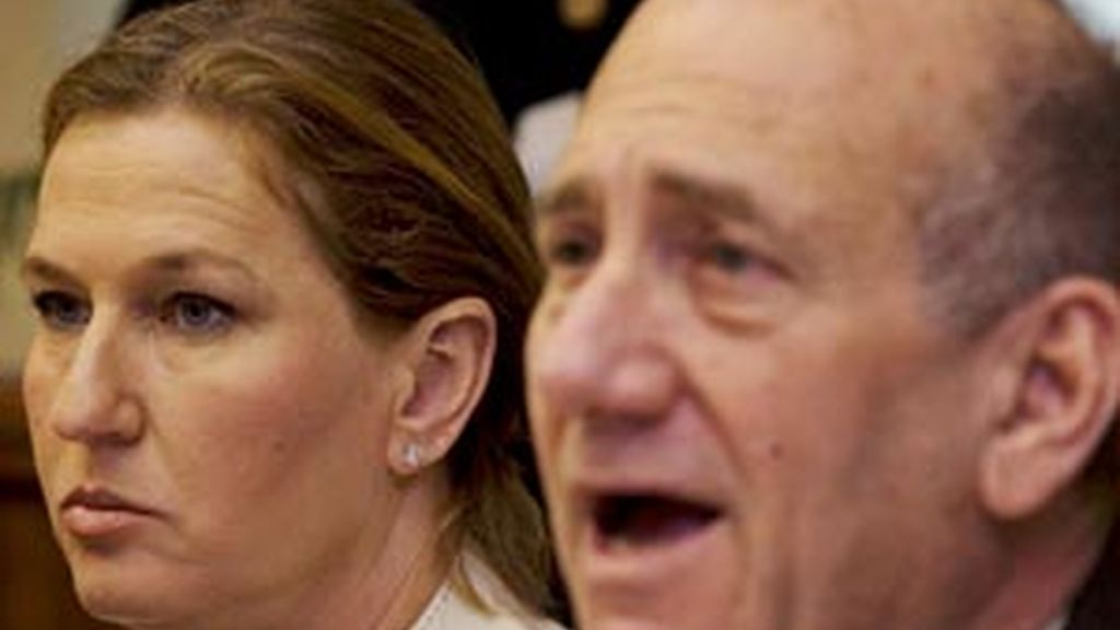 La ministra de Asuntos Exteriores israelí, Tzipi Livni (i), escucha la intervención del primer ministro israelí, Ehud Olmert (d), en el Consejo de MInistros celebrado en Jerusalén. Foto: EFE.