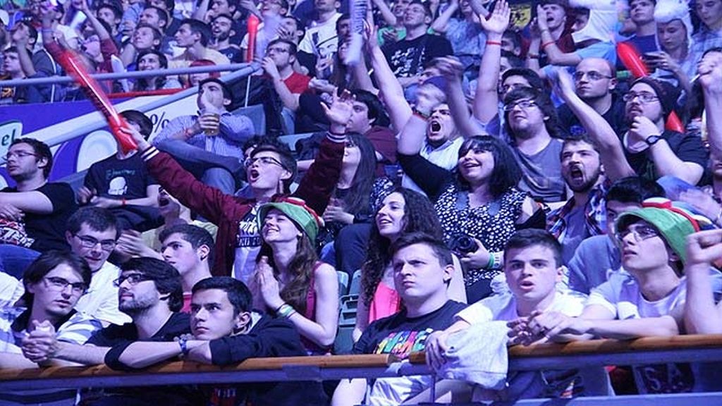 Miles de aficionados jalean a los equipos durante las finales de la 'LCS' en Madrid