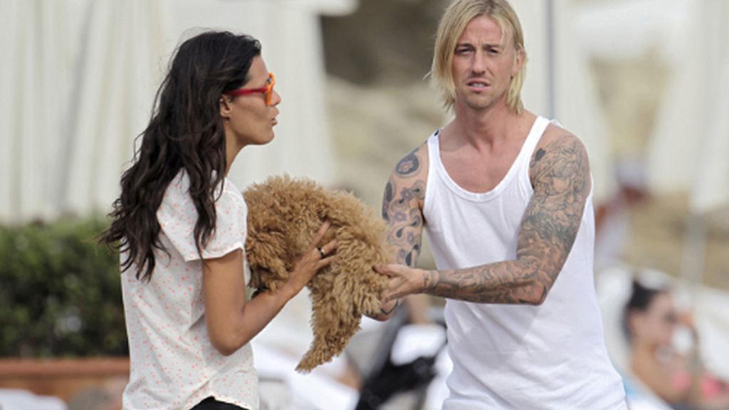 Guti, en Ibiza sin Romina, se vuelca en un peludo amigo