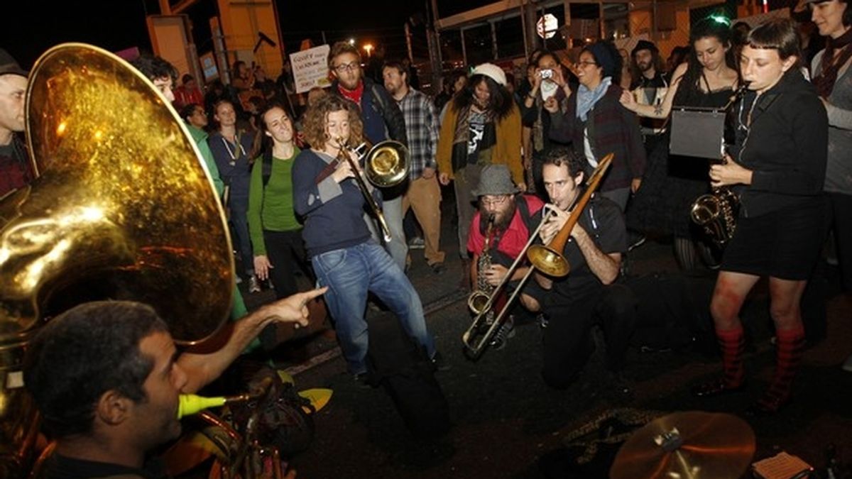 El movimiento 'Occupy Oakland' detiene la actividad del puerto de la ciudad